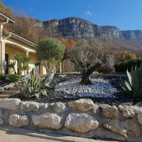 Entretien harmonieux d’un jardin à Saint-Ismier (Isère)